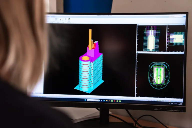 3D CAD-tegning af metalemne til CNC-spåntagning på computerskærm