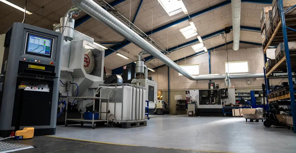 Moderne CNC-værksted med maskiner til spåntagning og metalbearbejdning